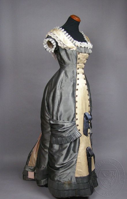 The Victorian Era/First Bustle and Natural Form Period 1870-1883 ...